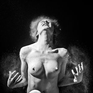 Kunstfotografie Serie Anatomie von Edin Mustafic: Geometrische Verspannung menschlicher Gliedmaßen, scharfer Fokus auf Sehnen und Muskeln.