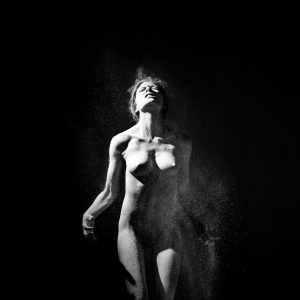 Fotokunst Edin Mustafic, Anatomie: Skulptural inszenierte Rückenmuskulatur, reduziertes Licht- und Schattenspiel auf der Hautoberfläche.