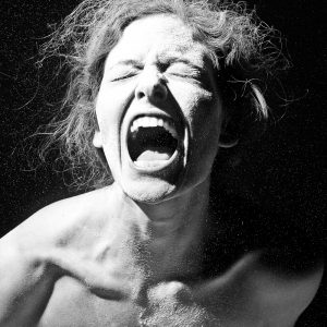 Edin Mustafic Kunstportfolio, Anatomie: Nahaufnahme eines angewinkelten Gelenks, visuelle Spannung zwischen organischer Form und hartem fotografischem Kontrast.