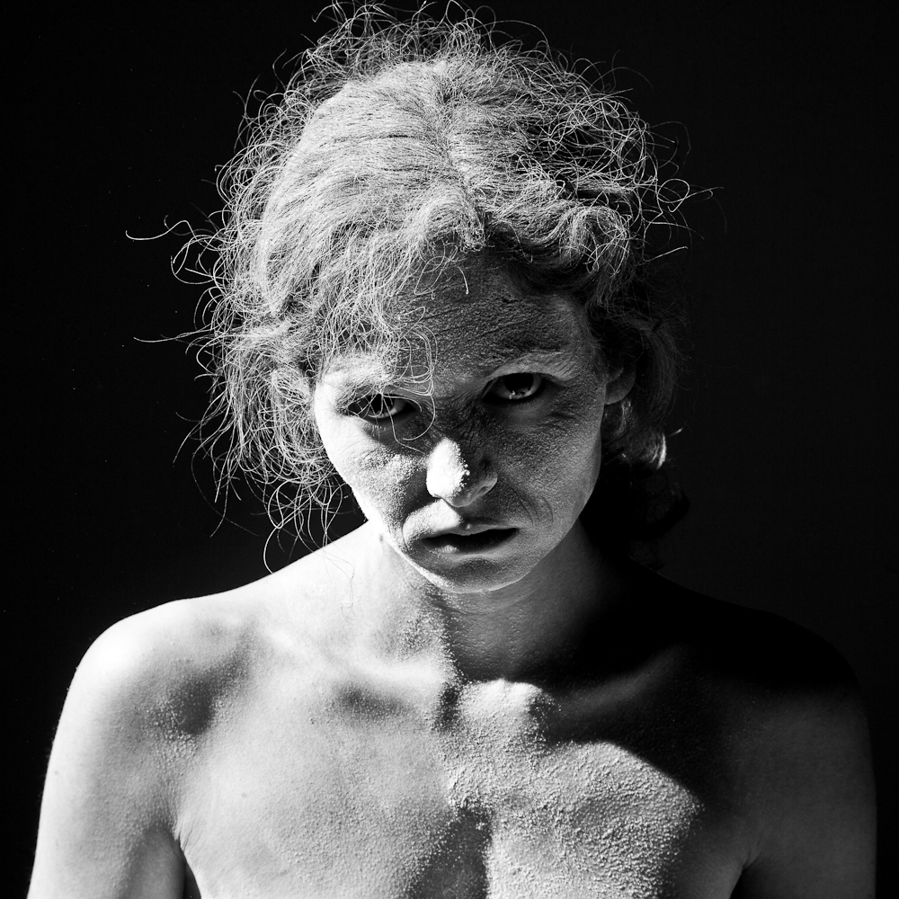 Edin Mustafic Fotografie, Serie Anatomie: Skulpturale Studie des menschlichen Körpers, Fokus auf Form, Struktur und Linienführung.