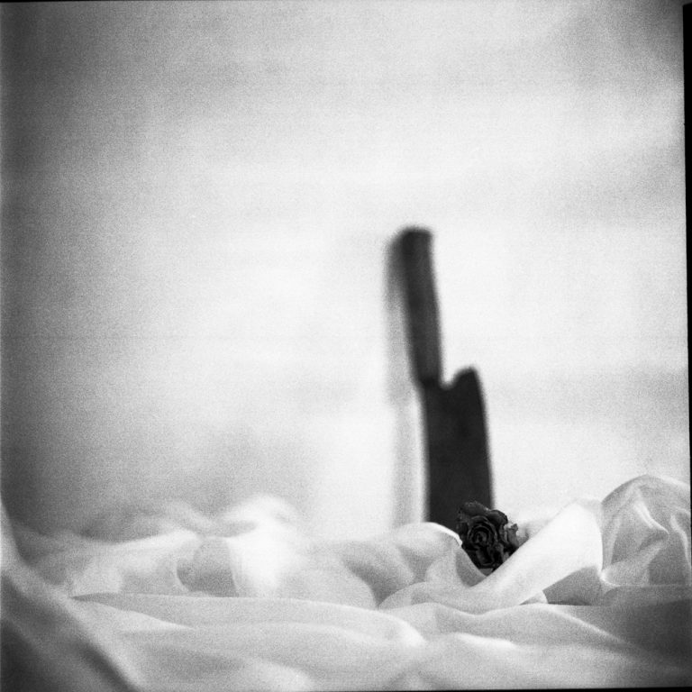Edin Mustafic Fotografie, Serie Pazifismus: Gesellschaftskritische Fotokunst, [hier das Motiv beschreiben, z.B.: gebrochenes Gewehr oder weiße Fahne], visuelles Plädoyer für Gewaltlosigkeit.