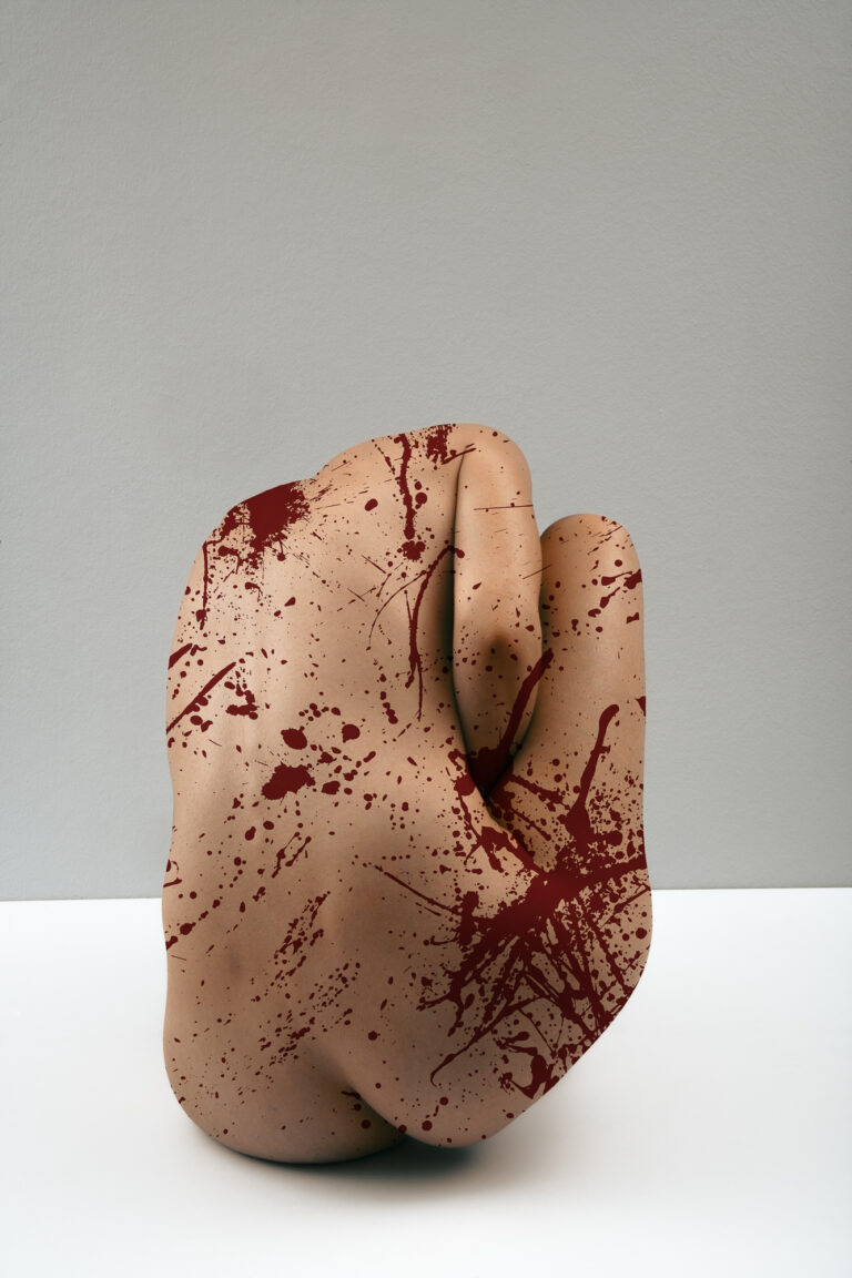 Zeitgenössische Fotokunst von Edin Mustafic: Ein anonymer, fleischfarbener Körper, dekonstruiert zu reiner Materie mit roter Farbe, Serie Fleisch 2023.
