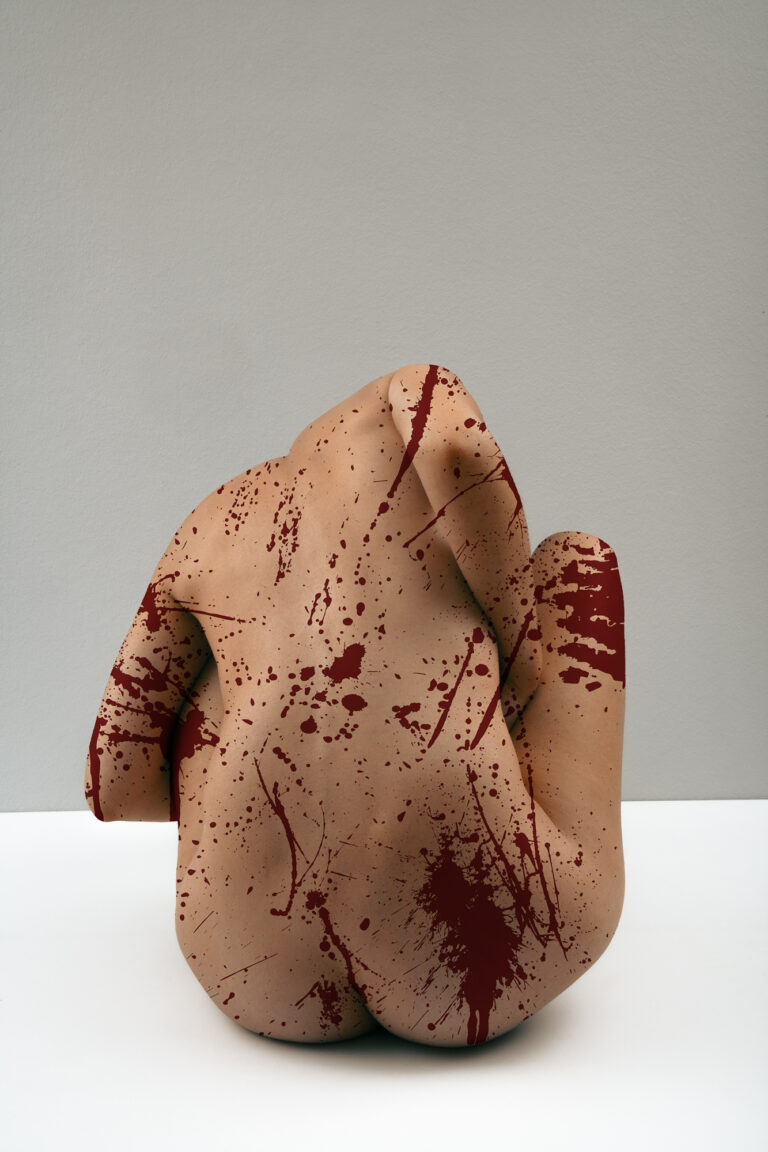 Konzeptfotografie Serie Fleisch von Edin Mustafic: Fleischfarbener, kopfloser Torso mit gewaltsamen roten Farbspritzern in einer sterilen, weißen Umgebung.